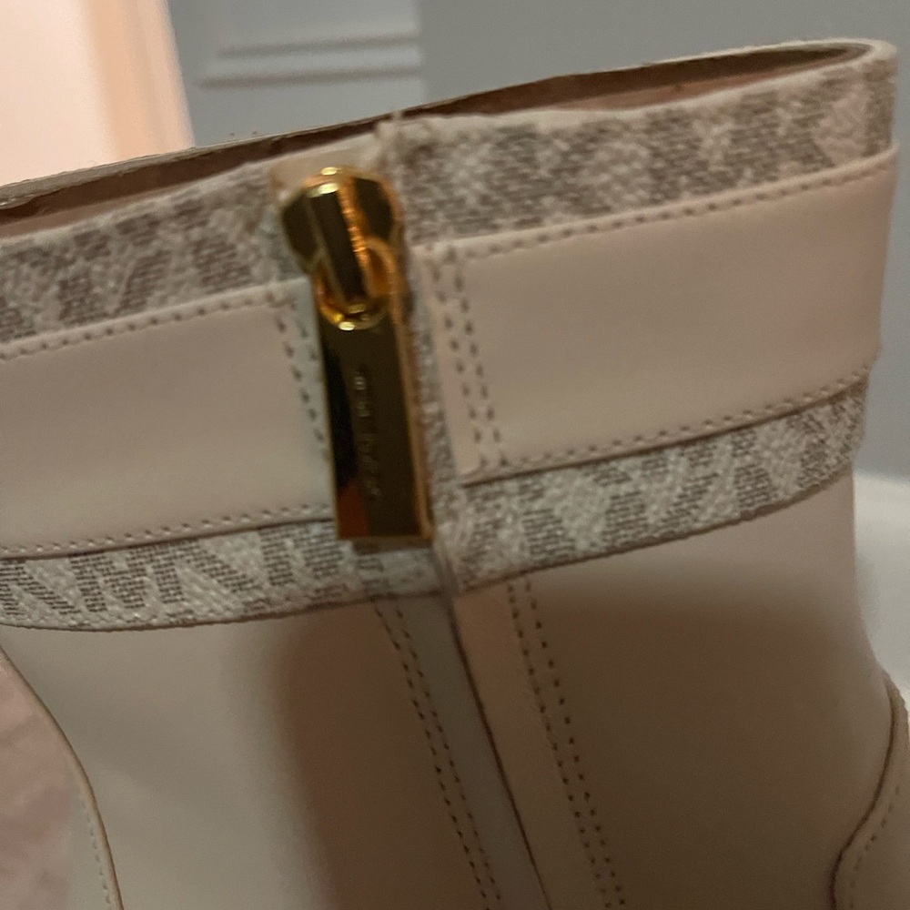 NWOB Michael Kors Cream Ankle Booties Size 9 - Picture 14 of 14